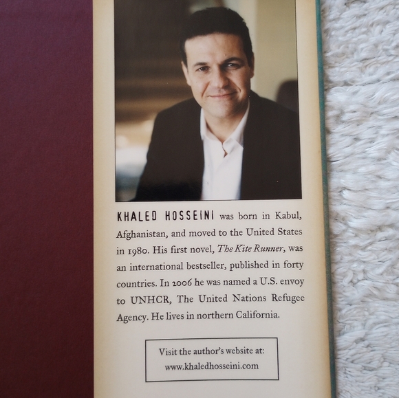 A Thousand Splendid Suns by Khaled Hosseini - Picture 5 of 7